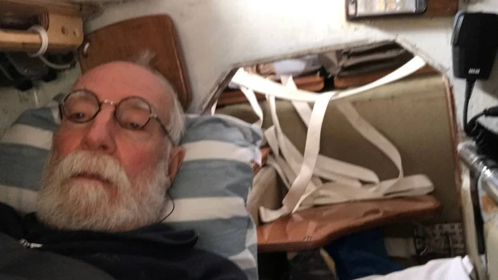 Sven Yrvinds sovplats i 40 dagar var cirka en meter bred. I bakgrunden syns en säkerhetssele.