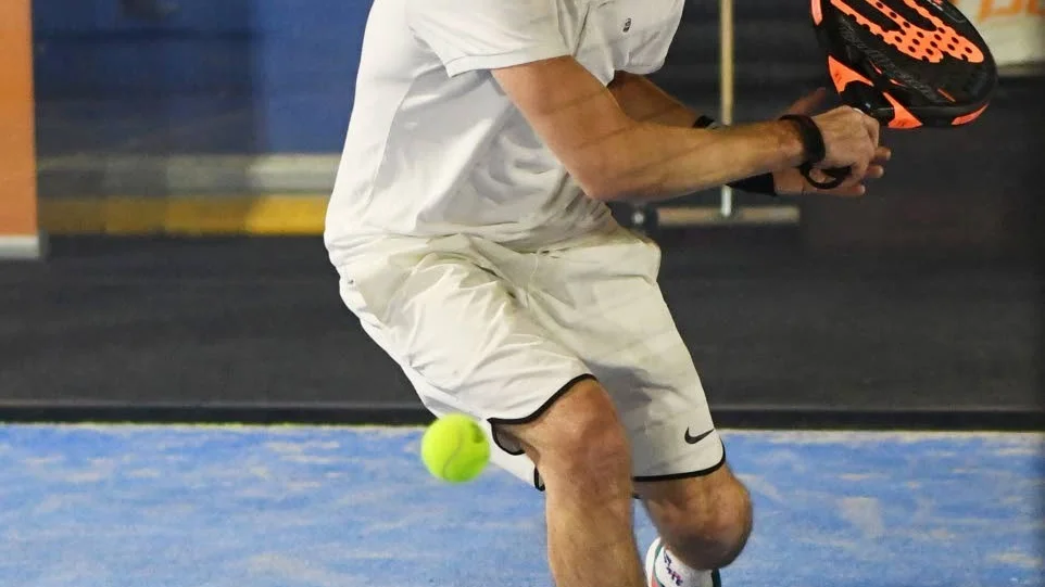 Carl "Padelpappan" Hamrin har tagit initiativ till en välgörenhetsdag i padelns tecken. Han hoppas evenemanget ska blir årligen återkommande.