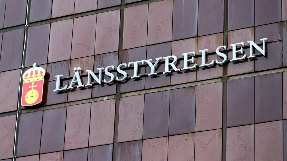 Nämnden hänvisar till miljöbalken och anser att det finns en tydlig avgränsning mellan det planerade huset och strandlinjen.