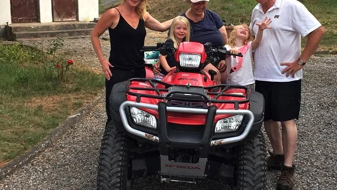 Desiree Larsson till vänster, med familj och pappa.