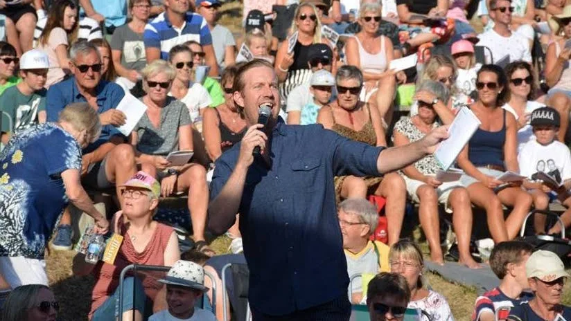 Fredrik Thalin gjorde succé förra året som allsångsledare, och kommer tillbaka även i år.