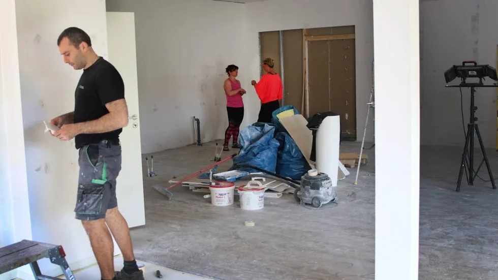 Frisören flyttade ut i april – nu pågår renovering av salongen för att snart ge plats åt konditionsmaskiner.