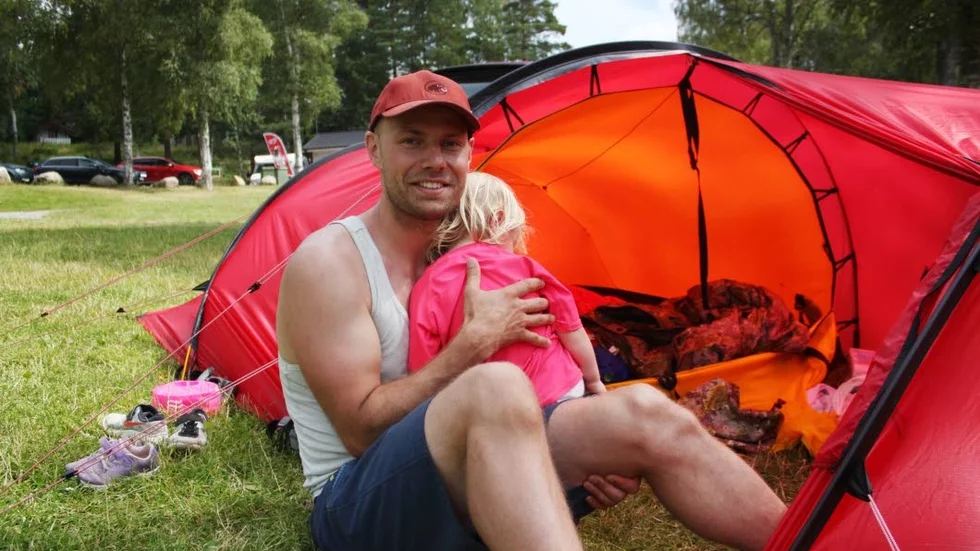 "Den här campingen är som en naturcamping, med tanke på läget, men har alla bekvämligheter man behöver", säger Oscar Plogmark från Stockholm, som ser till att tvååriga Tilde kommer i stämning för middagsluren.