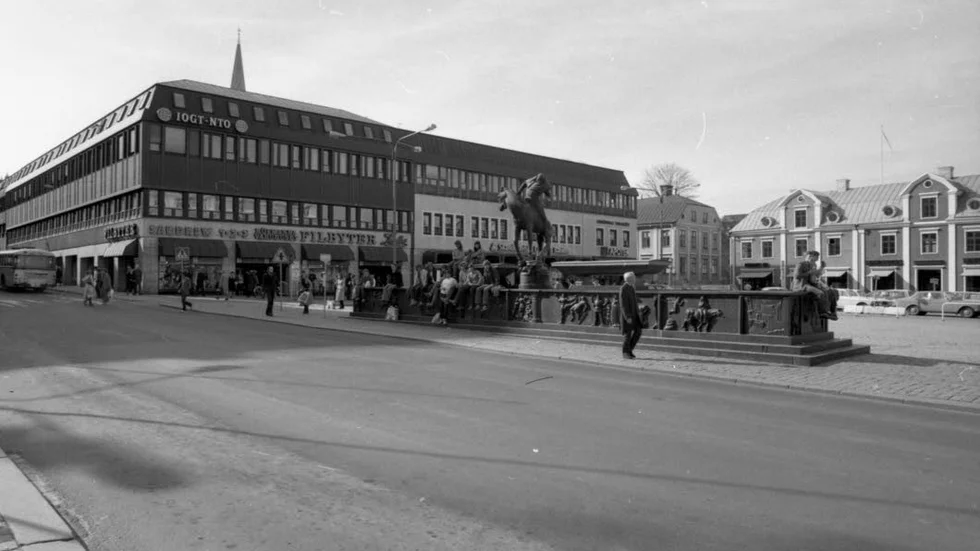 I november 1973 öppnades köpmannavaruhuset Filbyterhuset. I källarplanet fanns redan från starten livsmedelsbutiken Lucullus. I byggnaden fanns ursprungligen även tre biografsalonger som drevs av Sandrews. Byggnaden är ritad av Melker Anderssons arkitektkontor. Bilden är tagen 1979.