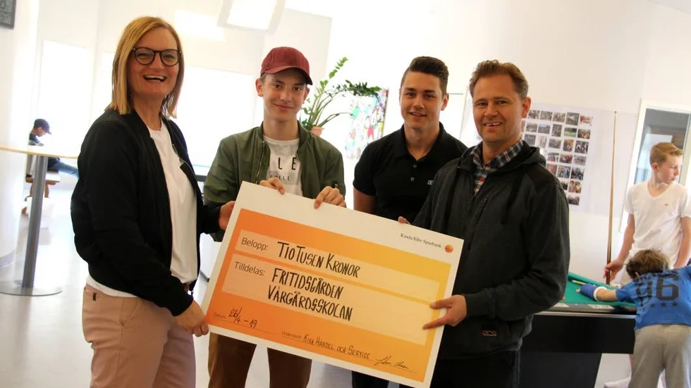 Fritidsledare Märit Björk och eleven Jonathan Eldskott tog emot checken på 10 000 kronor från Lukas Lindberg och Morgan Alm.