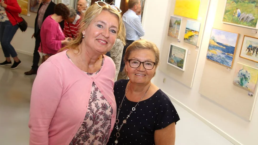 Madeleine van Nigtevecht och Birgitta Björkhammer är båda nöjda med årets sommarutställning.