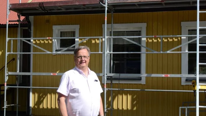 Curt Tyrberg är kassör i Riksteatern i Vimmerby, hoppas på många besökare under direktsändningen.