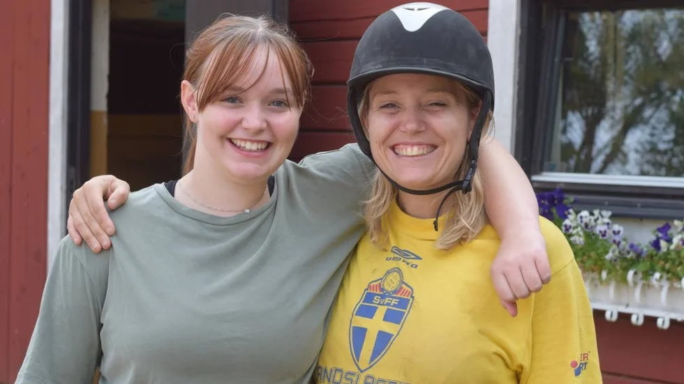 Ledaren Siri Granath och deltagaren Anna Danielsson har roligt tillsammans på lägret.