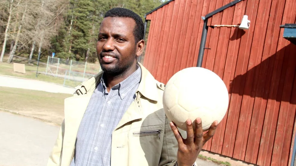 Samow Abdi, ordförande i Somaliska Utvecklingsföreningen, hoppas att det är många barn som vill komma och spela fotboll under påsklovet.