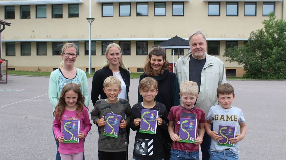 Klassföreståndare Ann-Sofie Gustafsson, rektor Caroline Anspach, elevassistent Frida Augustinson med barnenAstrid Gruner, Adam Westerling, Olle Nilsson, Ellioth Höglander och Sunny Mack