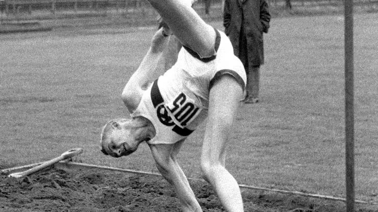 24 juni 1964 och det är friidrottstävling på Kopparvallen i Åtvidaberg. Bo Lindholm från Kronoberg, vanligtvis en tvåmetershoppare, vinner höjdhoppet på måttliga 1.84. Floppstilen slog igenom först efter Dick Fosburys guld i Mexiko-OS 1968.