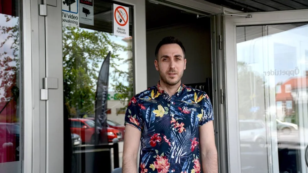 På Kharma har Christopher Novratidis satt upp skyltar för att informera gästerna om det nya rökförbudet på uteserveringen.