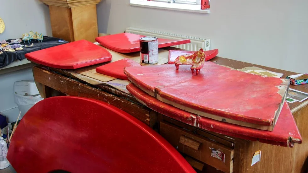 De nymålade blanka delarna, de gamla trasiga delarna och moddelen till Love Bench.