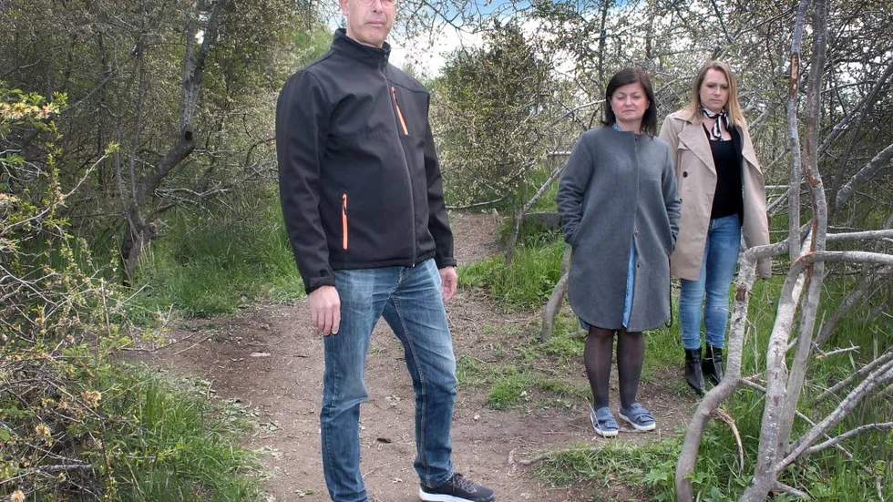 Stefan Johnsson, Sabina Rakovic och Maria Lönnqvist förklarar att de ser mycket allvarligt på händelsen med ståltråden som sattes upp i skolbarnens favoritlekplats.