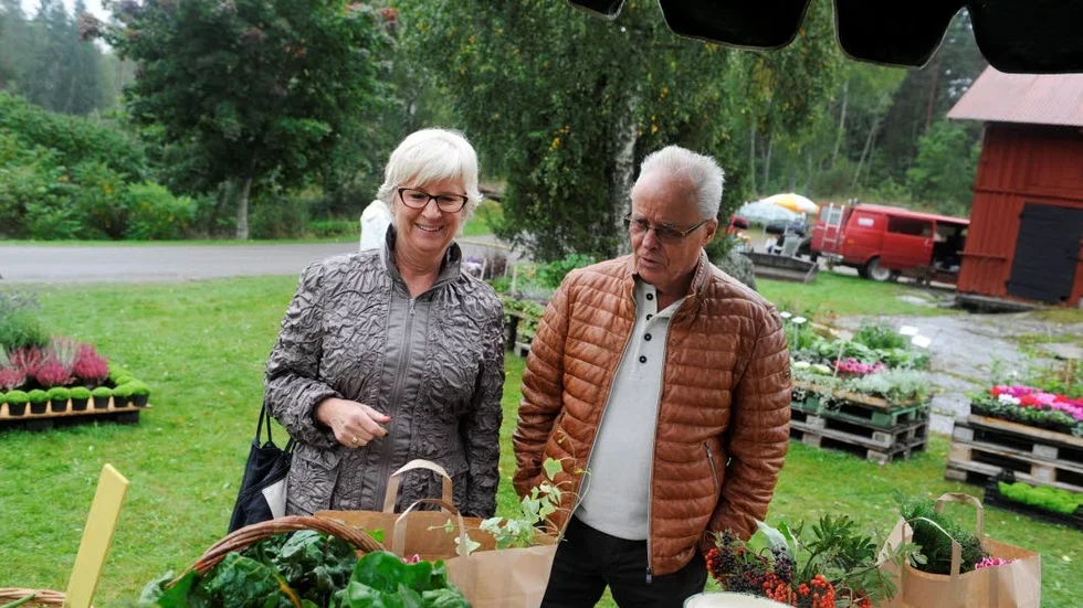 Bönor. Eva Lena Almquist och Kjell Almquist passade på att köpa blommor till balkongen och bönor till middagen i handelsträdgården.