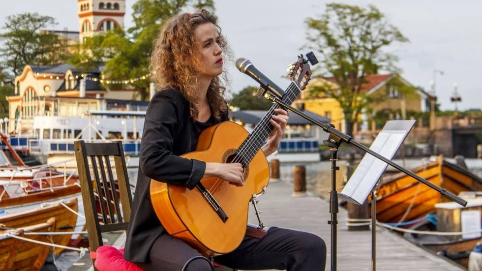 Piren. Nanna Walderhaug var den första artisten att uppträda under musikkvällarna som Open Stage Västervik anordnar på piren.