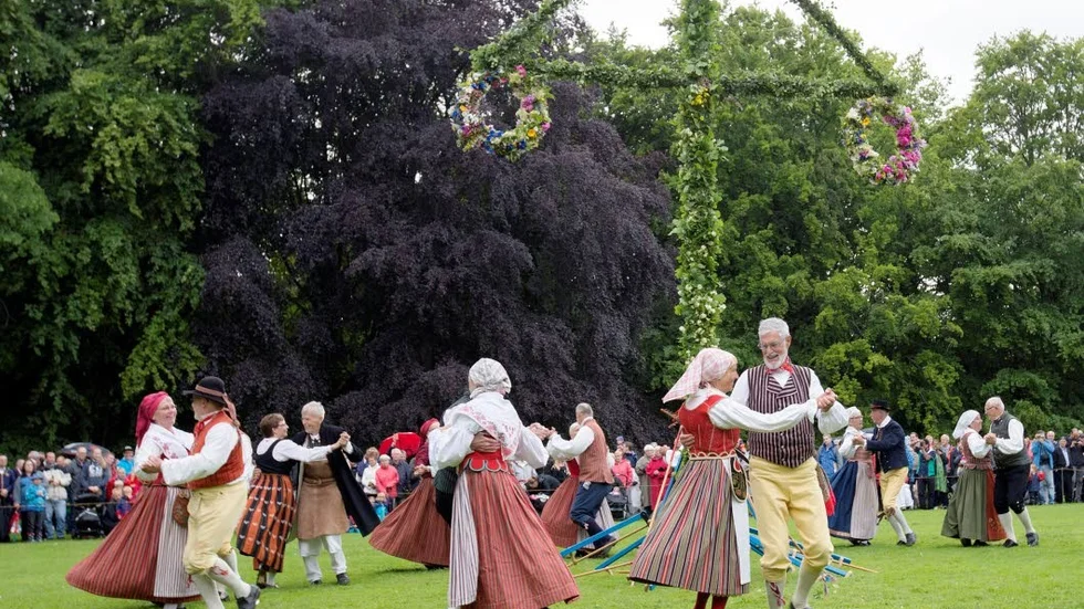 Midsommar kan firas på flera platser i Motala och Vadstena kommuner.