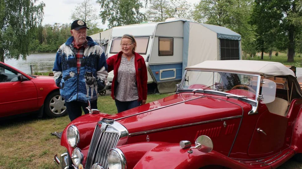 Trivs i Odensvi. Långliggarna och samboparet Sören Peterson och Katarina Johansson från Gamleby har fastnat för Odensvi. Bilen närmast i bild är en MG TF Midget 1954.