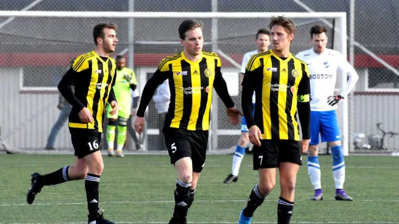 Division 3-jakt. VFF:arna Kliton Bakiu, längst till vänster, Fredrik Lindhe och Tobias Bertilsson måste avsluta med två segrar om drömmen om spel i division 3 ska finnas kvar.