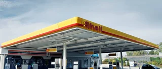 Två kassaskåp skars upp på Shell