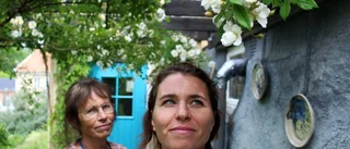 De visar målningar och skulpturer med rondör