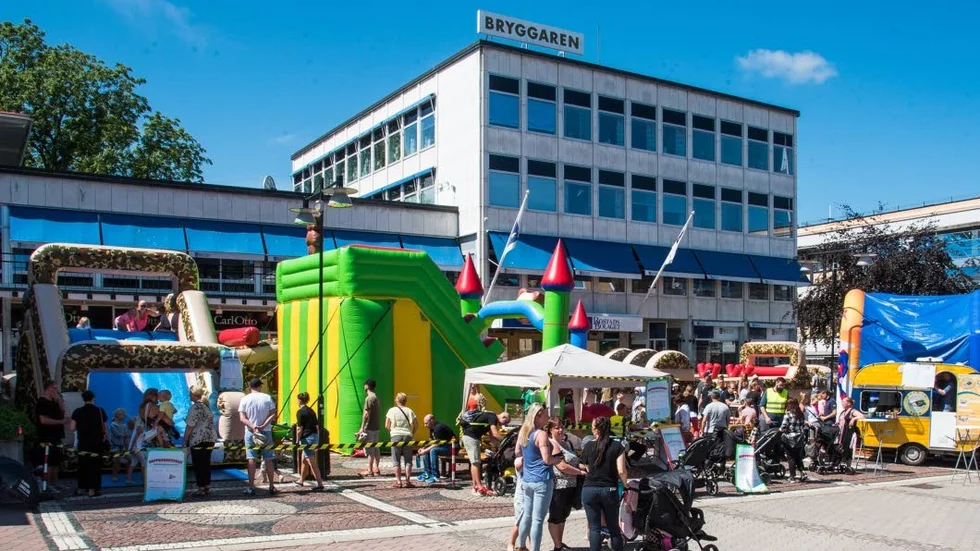 Välbesökt. Fullt med barn och vuxna på Hoppborgstivolit som besökte Västervik under en dag.