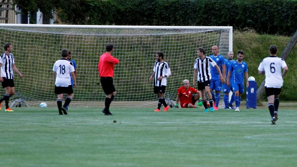I NÄT. Bollen i nät för Rimforsas del. Matchen slutade med förlust för LSW, 1-3.