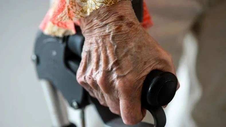 Vadstena kommun hotas av nya böter sedan en kvinna i 90-årsåldern tvingats vänta på ett särskilt boende.