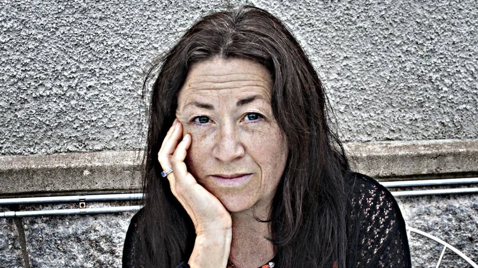 Ann Jäderlund, född 1955, fortsätter sin poetiska undersökning, nu med dikter från 1992 och framåt i den just utkomna ”djupa kärlek ingen”.