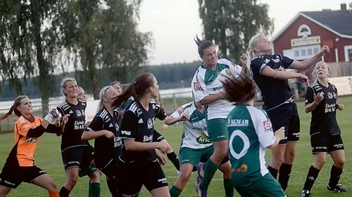 Tuff match. HFK/Lojal kämpade till sig avancemang till semifinalen i Hyundai Cup. Här når Julia Ingemarsson högst på en hörna.