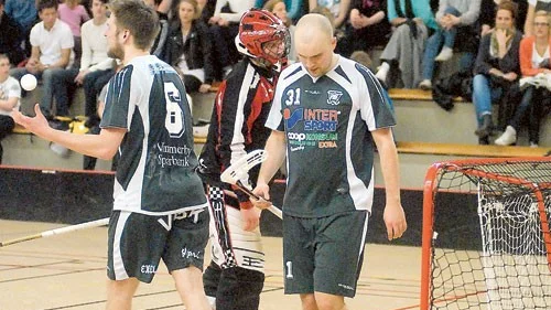 Besvikelse. Johan Astbrant, Alexander Alexandersson och Mathias Lennström deppar efter ett av Arvikas mål i kvalmatchen. Vimmerby förlorade med 8-3 och missade avancemang till division 1.