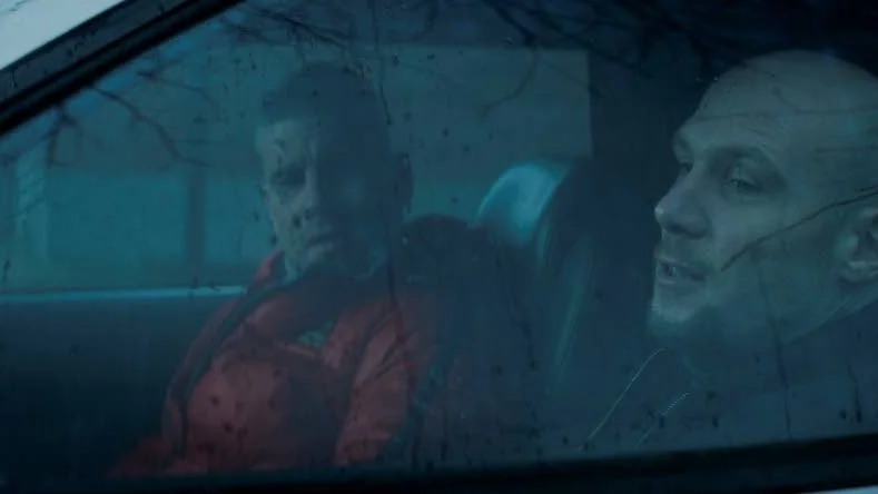 Bröderna Kenny (Kevin Janssens) och Dave (Jeroen Perceval) försöker hitta rätt väg efter att Kenny kommit ut från fängelset, i "Ardennerna".