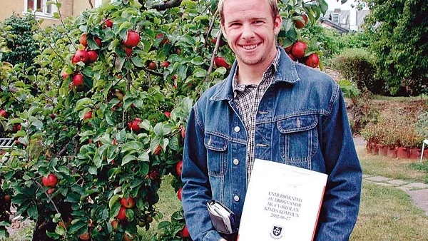 Tobias Siverholm gläds åt att de flesta elever trivs på Värgårdsskolan. Men knappast åt att många föräldrar köper alkohol till sina barn.