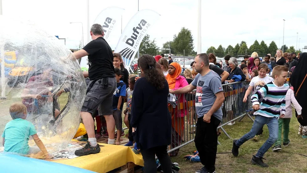 Populär. Kön var lång till den flytande bollen.