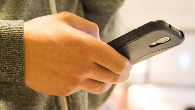 Tanken är att det ska bli lättare för hemtjänsten att slippa nycklar och istället använda mobilen.