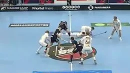 Växjös Jesper Sankell trycker till Storvretas Mattias Samuelsson med klubban.
