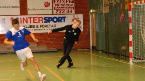 BBK vann en match men var chanslöst mot stockholmslagen. Här tvingas Jonathan Vidgren släppa in ett av 32 mål mot Huddinge.