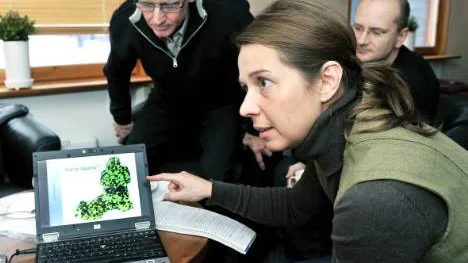 Sofia Hammarskjöld, viltförvaltningsansvarig på Sveaskog, är överraskad över hur mycket älg som hittades vid inventeringen i Överkalix, Korpilombolo, Boden och Råneå. Björn Gunnarfeldt och Anders Landström, Luleå stift, är också överraskade.FOTO: Bengt-Åke Persson