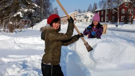 Nagima Maratova, ursprungligen Kirgisistan, och  ForouZan Gholami, från Afghanistan, skulpterade fram en hand ur snön, som sedan ska bära ett ljus.