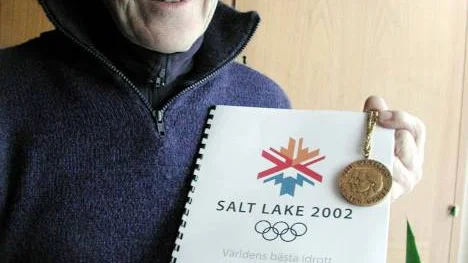 Klas Lestander visar sin  OS-guldmedalj.