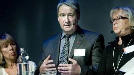 S-landstingsrådet Kent Ögren (här flankerad av Gävleborgs landshövding Barbro Holmberg och Västerbottens landshövding Chris Heister) försvarade planerna på storregion trots Göran Perssons totala sågning.