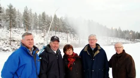 Snökanonerna mullrar i Pagla och arrangörerna av cuptävlingarna i skidor och skidskytte kan andas ut. Fr v: Göran Honkamaa,ordförande, Erling Molin, presschef, Siv Söderlund, tävlingssekreterare, Bernt Ekström, banchef och Bert Viklund, tävlingsledare.