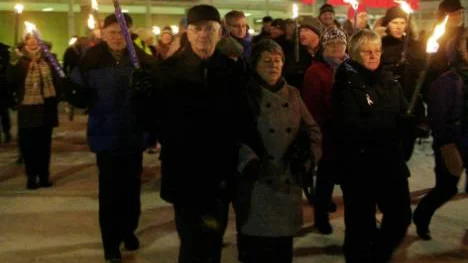 Fackeltåget startade vid Folkets hus i Kiruna och hade sin slutpunkt ett par hundra meter bort. Manifestationen till 40-årsminnet av gruvstrejken fortsatte i välkänd strejkmiljö, stadshushallen. FOTO: HANS STERNLUND