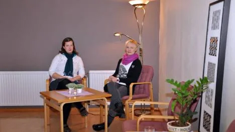 Camilla Abrahamsson och Malin Bjärenfall hoppas att besökarna ska trivas bättre i det uppfräschade väntrummet.FOTO: K-L Sundqvist