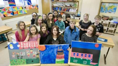 Sista femman i Parkskolans historia visar upp några av sina fina skoltavlor. Nu flyttar eleverna Afnan, Isabella. Therese, Nesrin, Alexandra, Gracia, Ludvig, Julia, Michael, Lucas, Ebba, Markus, Mahmud Hassan, Louise, Elsa, Isabell och Tove.FOTO: Göran Ström