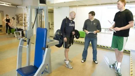 Burström samtalar med sjukgymnast Lundgren.