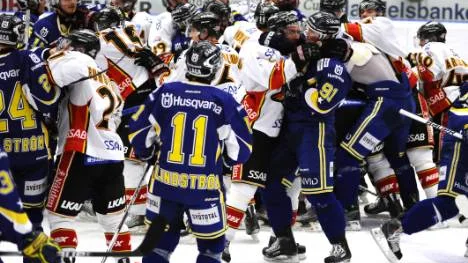 En sån här syn är inte så vanlig i elitserien. Men när matchen mellan HV 71 och Luleå tog slut brakade allt lös i ett gigantiskt slagsmål. I princip varje spelare    var inblandad på ett eller annat sätt. Matchen vann HV 71 med 2-1. Foto: SCANPIX