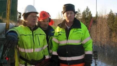 Kjell-Åke Larsson, Göran Fransson och Vejne Johansson från Vattenfall utför jobbet.