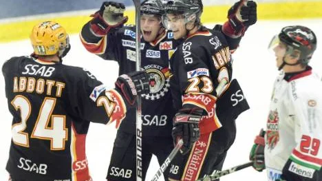 Kedjan som sprider skräck i elitserien. Bröderna Abbotttillsammans med Karl Fabricius öser in poäng. Den här gången låg de bakom samtliga Luleåmål. För Fabricius leker hockeylivet. "Det är som natt och dag med hur det var i Frölunda.Men det handlar om förtroende. Det har jag nu. Foto: GÖRAN STRÖM