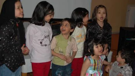 Barnen sjöng en persisk sång. Masumeh Rezai, Najme Tajik, Mahdi Tajik, Somaye Tajik, Fereshte Rezai och Mobina Hosseini.